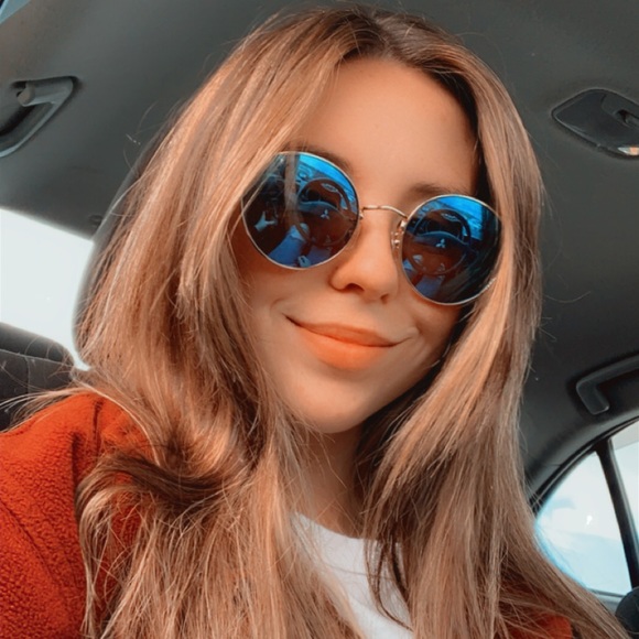 Meet your Posher, Jessica - Picture 1 of 1